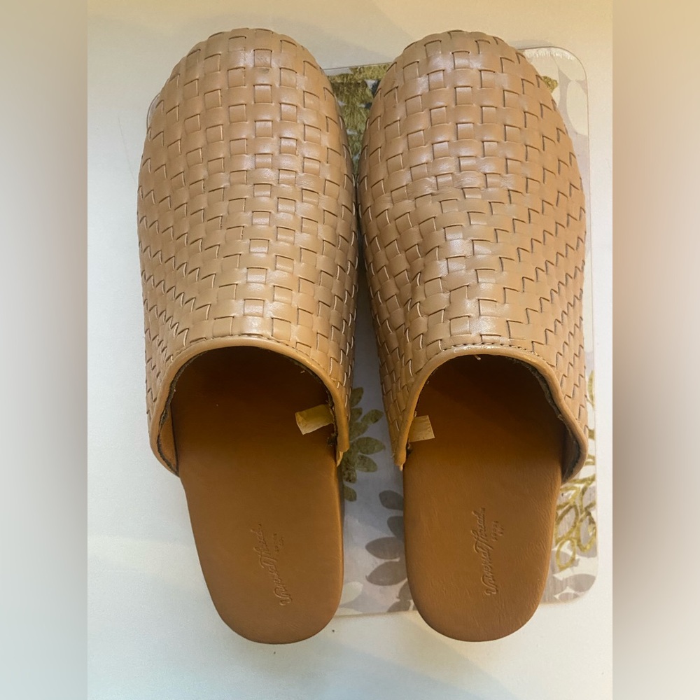 Universal Thread Tan Woven Mules